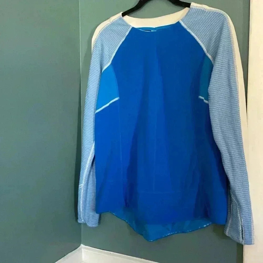 Lululemon women’s long sleeve top - blue fleece - size 8 - great condition